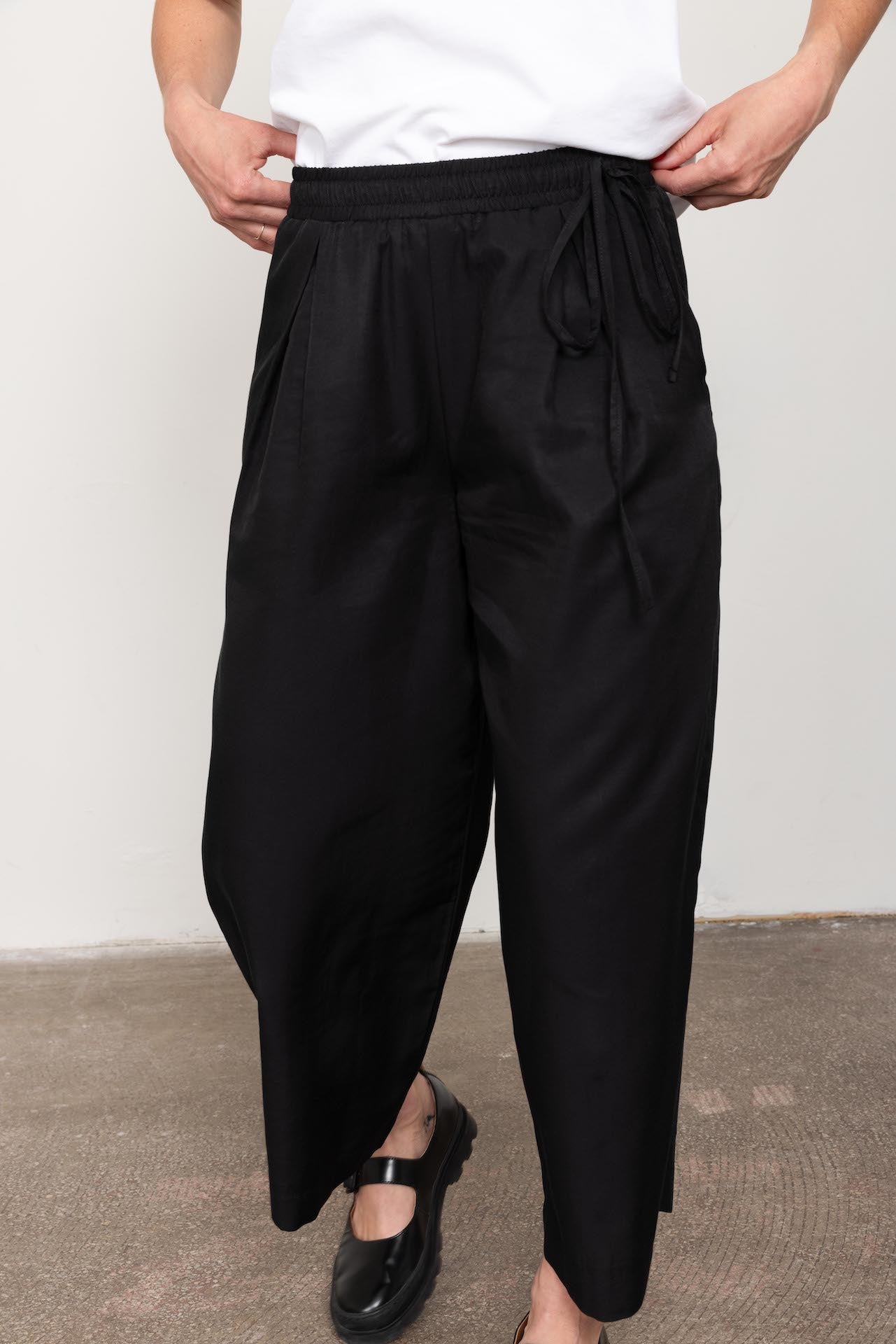 Black cropped trousers Buffet Clothing — free download