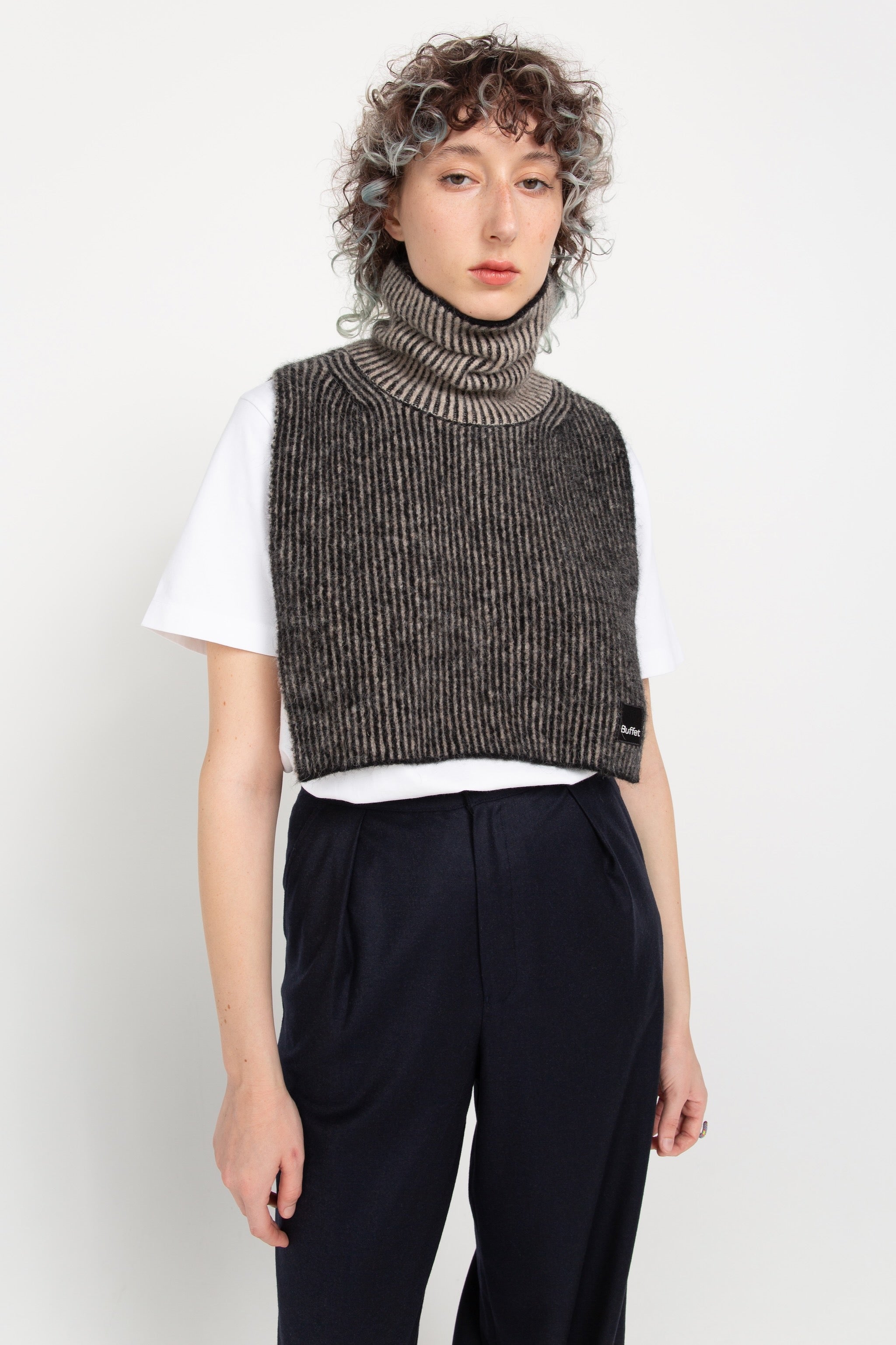 Beige/Black bib